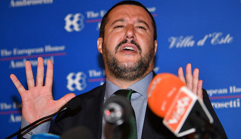 Le simulazioni di fallo di Salvini